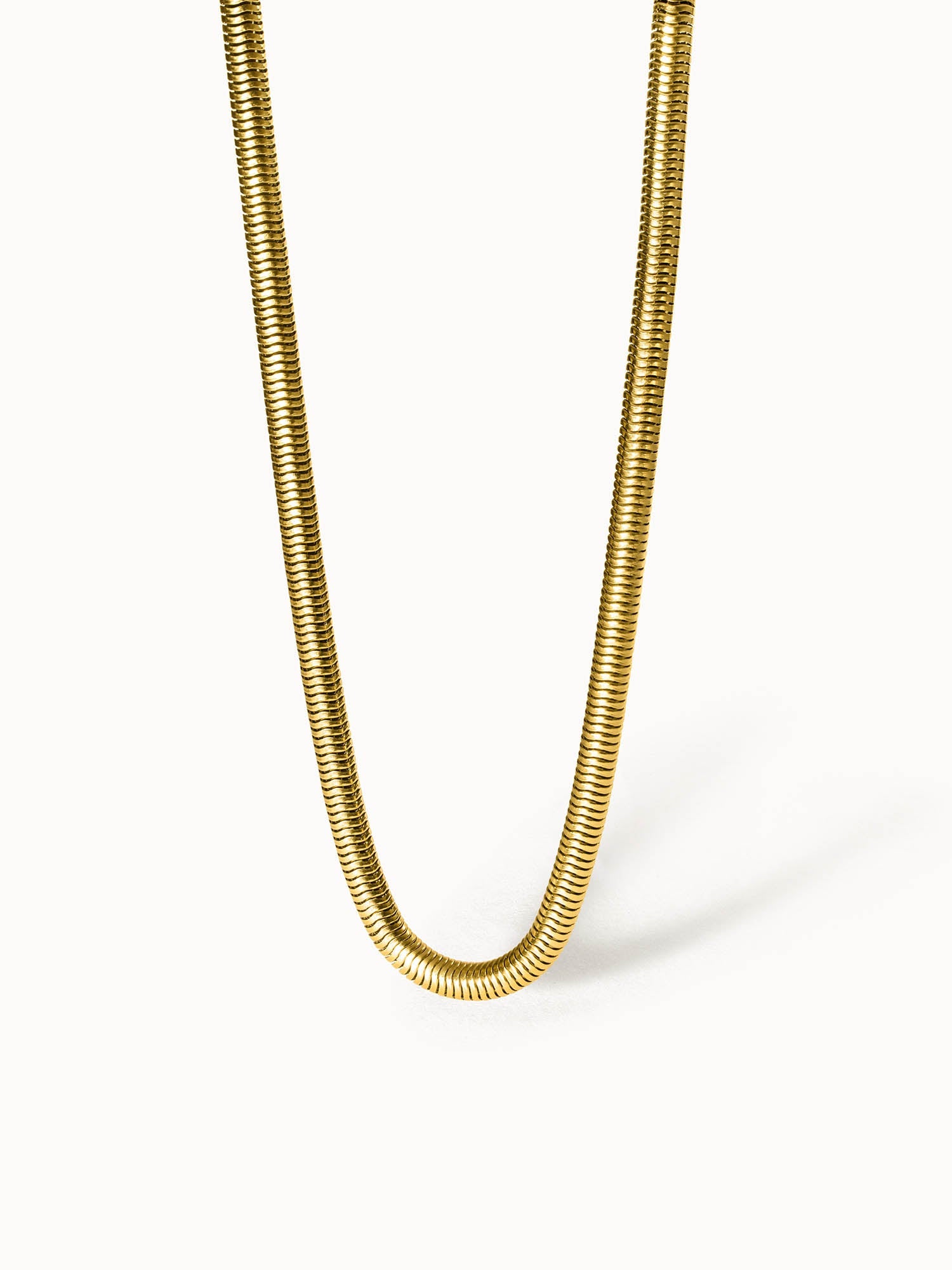 Goldene PURELEI Kette mit geschmeidigem Design, elegant und modern.