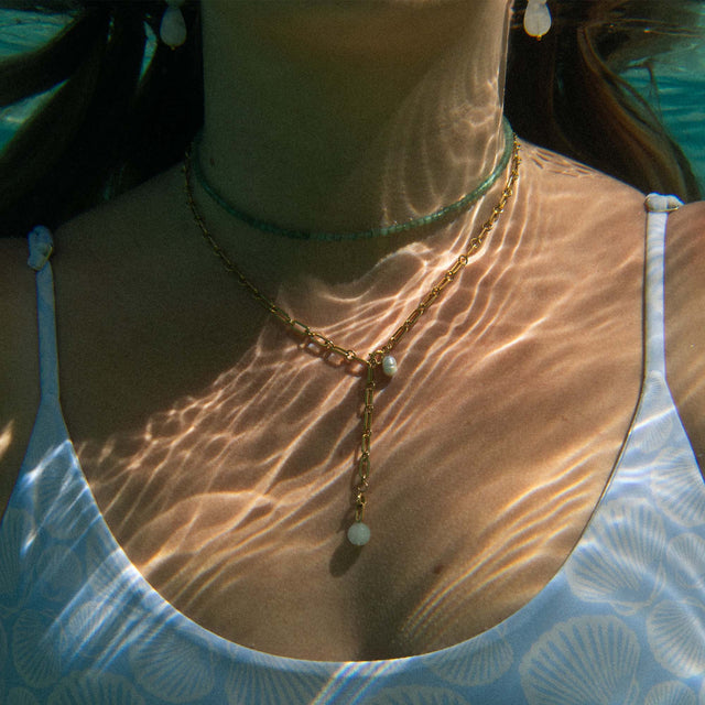 Aventurine Kette von PURELEI, goldfarben, mit natürlichen Perlen, wasserfest und elegant am Hals getragen unter Wasser.