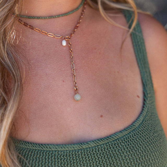 PURELEI Aventurine Kette mit vergoldeten Edelstahlperlen und zartem Aventurin, getragen zu grünem Sommeroutfit.