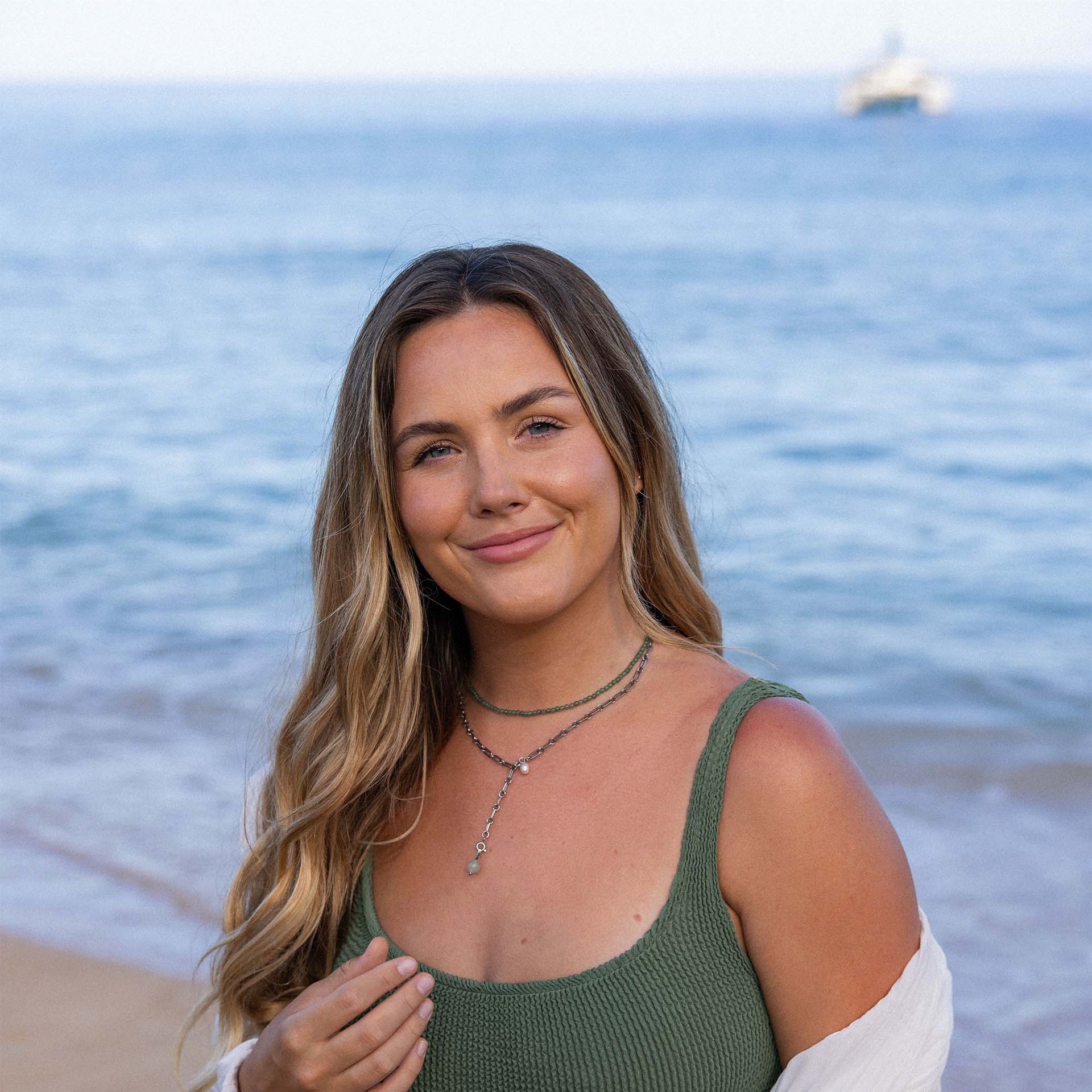 Aventurine Kette aus vergoldetem Edelstahl mit zarten Perlen, getragen am Strand – PURELEI feminine Leichtigkeit.