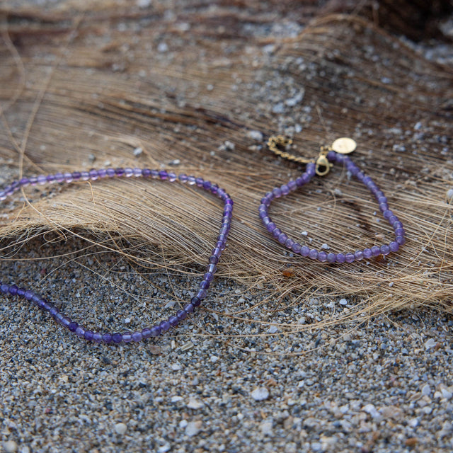Amethyst Kette von PURELEI mit goldener Edelstahlkette und zarten lila Perlen, inspiriert von natürlicher Insel-Ästhetik