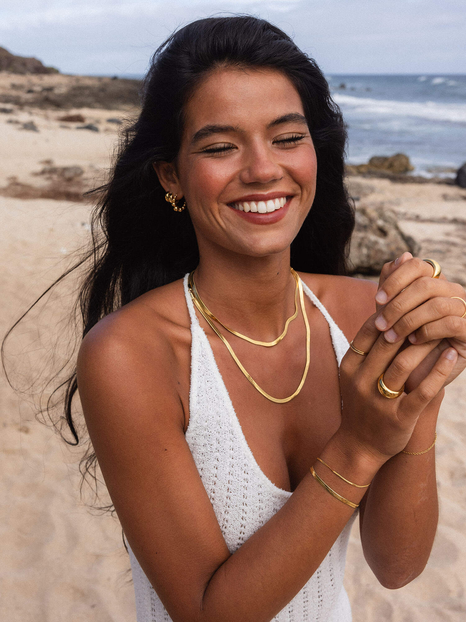 I'lalo Armband aus 18K vergoldetem Edelstahl, elegant am Handgelenk getragen, pure feminine Leichtigkeit von PURELEI.