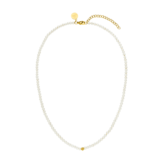 Perlenkette mit goldenen Akzenten, elegant und feminin, von PURELEI.