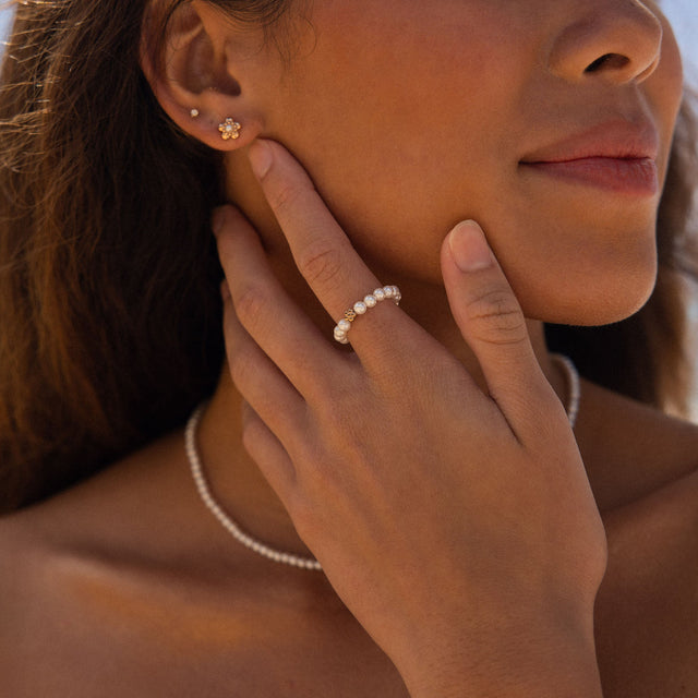 Anxiety Shiny Bloom Ring aus rosévergoldetem Edelstahl mit Muschelperlen, elegant am Finger, PURELEI-Style.