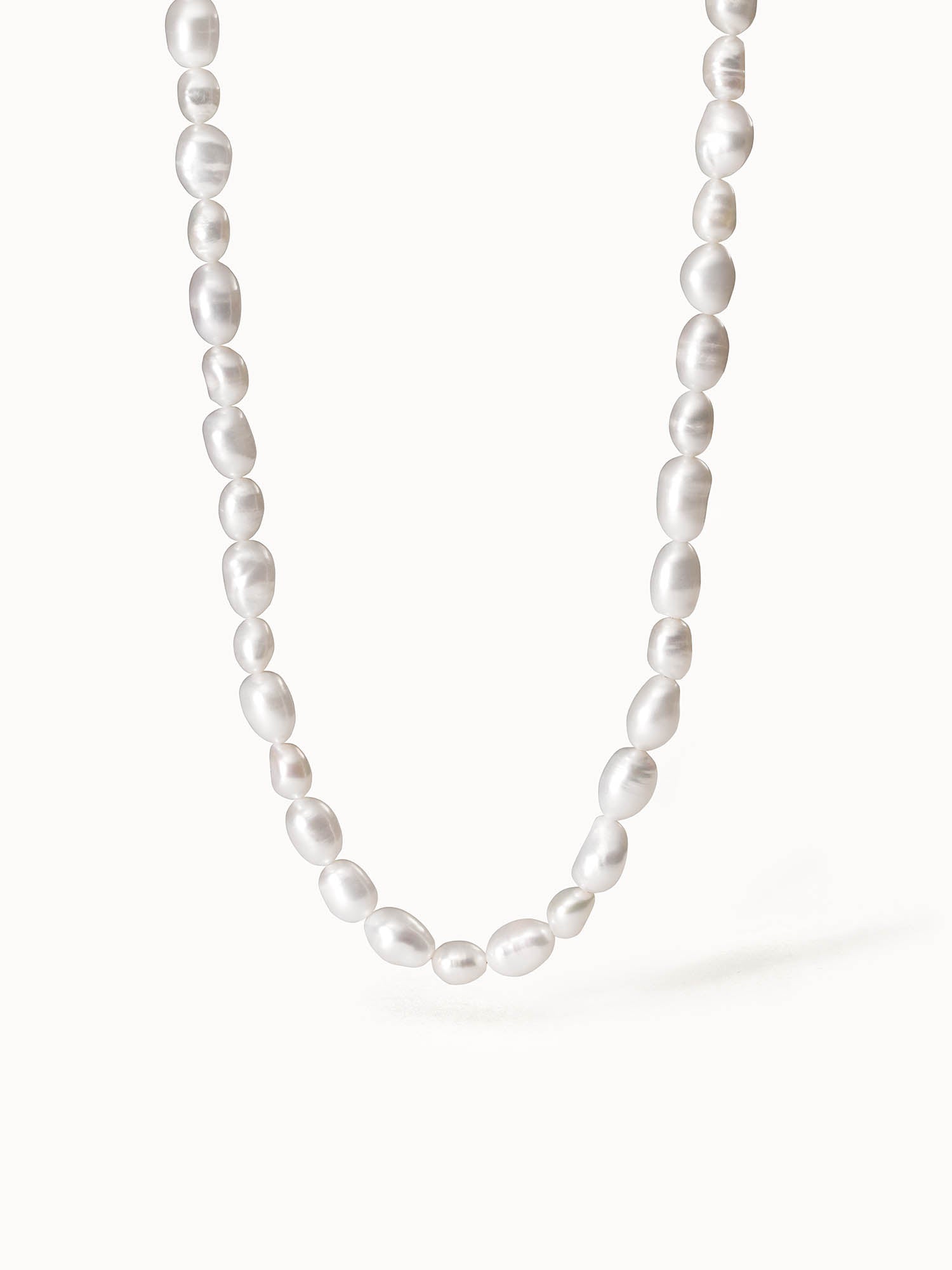 Perlenkette in sanftem Weiß von PURELEI, elegant und zeitlos.