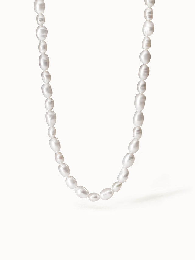 Perlenkette in sanftem Weiß von PURELEI, elegant und zeitlos.
