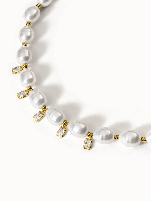 Perlenkette mit goldenen Akzenten und klaren Steinen von PURELEI, elegant und feminin.