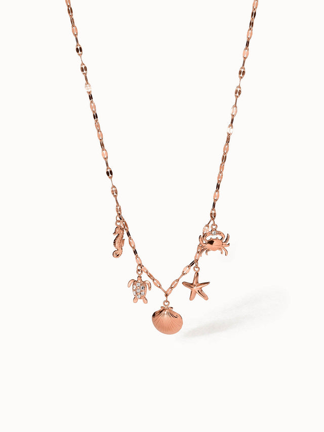 Roségoldene Kette mit maritimen Anhängern von PURELEI, elegant und verspielt.