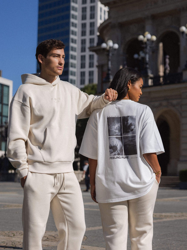 T-Shirt Feeling Pure White aus 100% Baumwolle in Creme, oversized, mit Print, urban und elegant getragen.