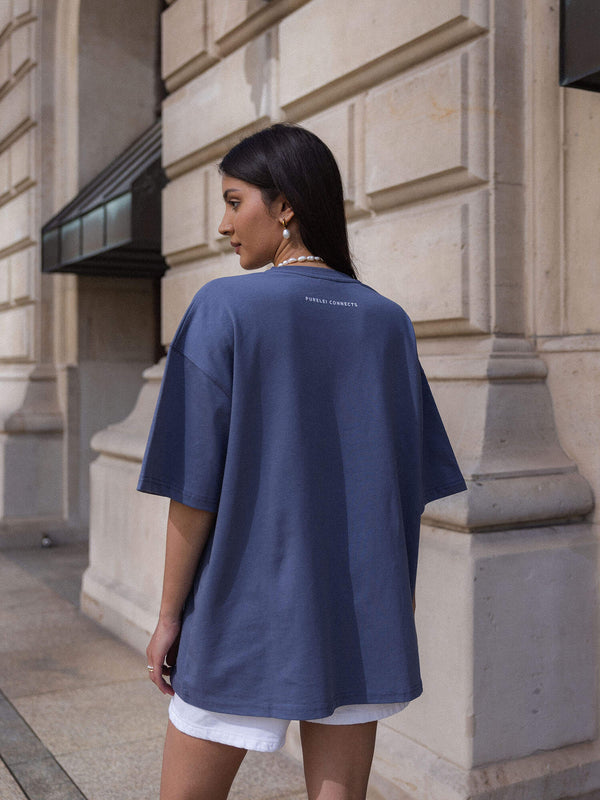 T-Shirt Pure Souls Dark Blue oversized aus 100% Baumwolle, edel und feminin im urbanen Kontext von PURELEI.