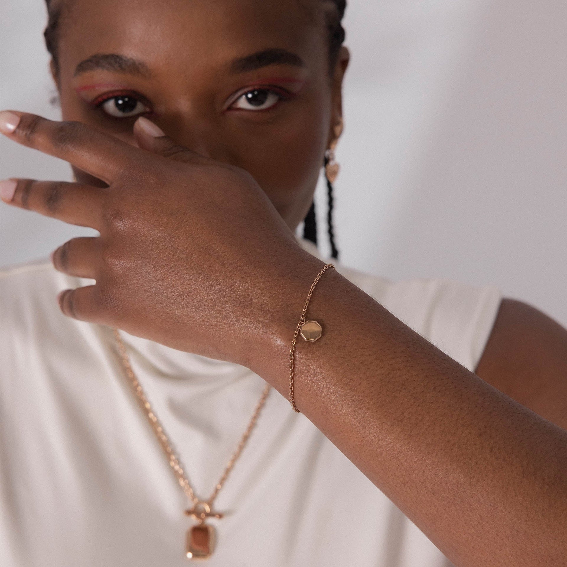 Beloved Armband von PURELEI in Roségold mit achteckigem Anhänger, fein und elegant am Handgelenk getragen.