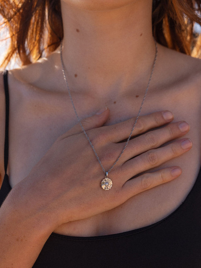 PURELEI Birthday Blumen Kette in Silber mit Muschelblütenanhänger, getragen am Hals, elegant und feminin.