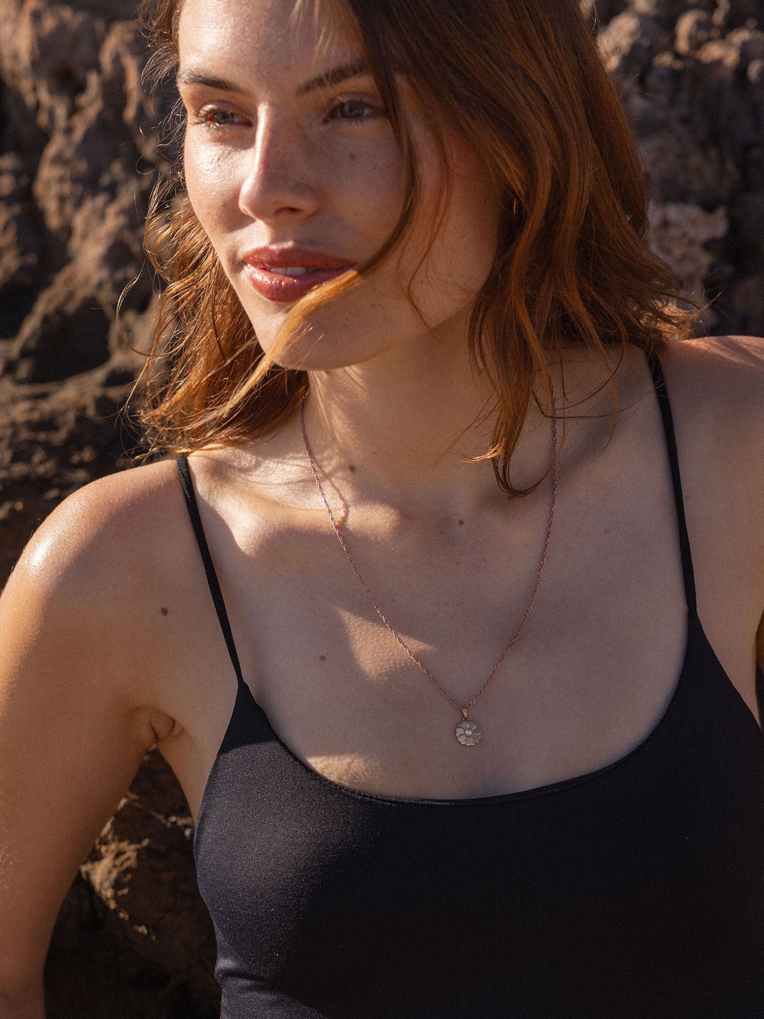 Birthday Blumen Kette von PURELEI mit roségoldenem Blumenanhänger und Perle, getragen am Strand, elegant und feminin