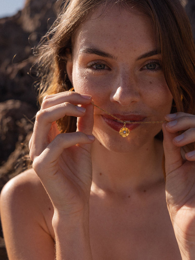 PURELEI Birthday Blumen Kette Gold mit Perlenanhänger, fein gedreht, strahlt natürliche Eleganz und Insel-Spirit aus