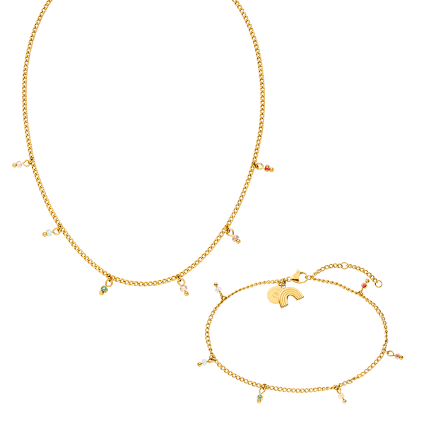 Goldene Kette und Armband mit bunten Anhängern von PURELEI, elegant und verspielt.