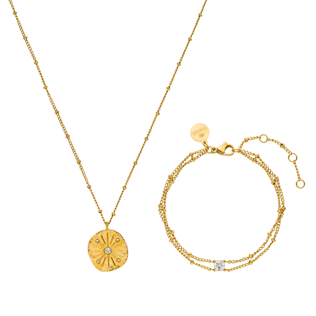 Goldene Kette mit Muschel-Anhänger und Armband, beide von PURELEI, elegant und feminin.