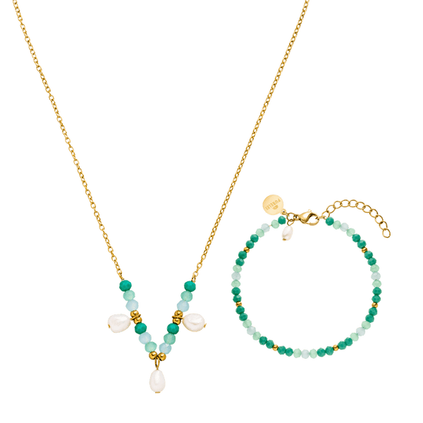 Goldene Kette und Armband mit grünen Perlen und Muschelanhängern von PURELEI.