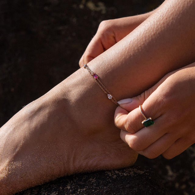 Roségoldenes Armband mit zartem Design, getragen am Fuß, von PURELEI.