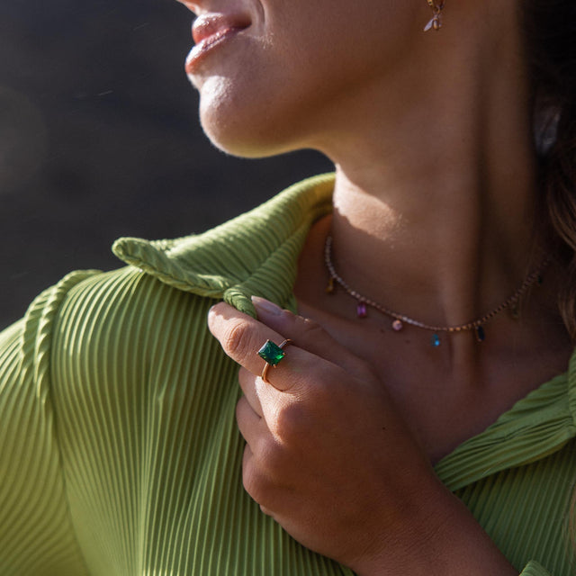 Grüner Ring mit quadratischem Stein, getragen von einer Frau, inspiriert von PURELEI.