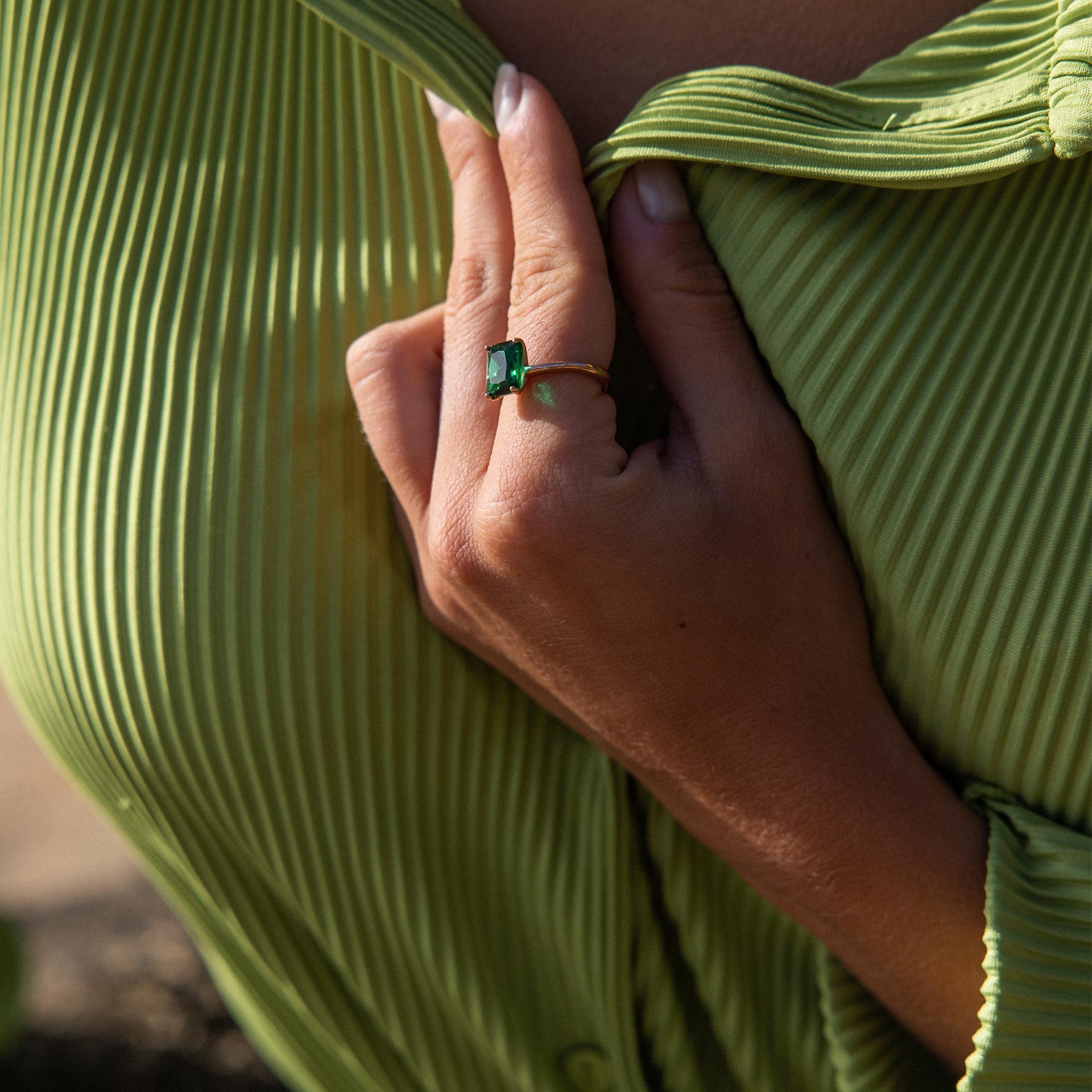 Silberner Ring mit grünem Stein, getragen an einer Hand in sanfter Lichtstimmung – PURELEI.