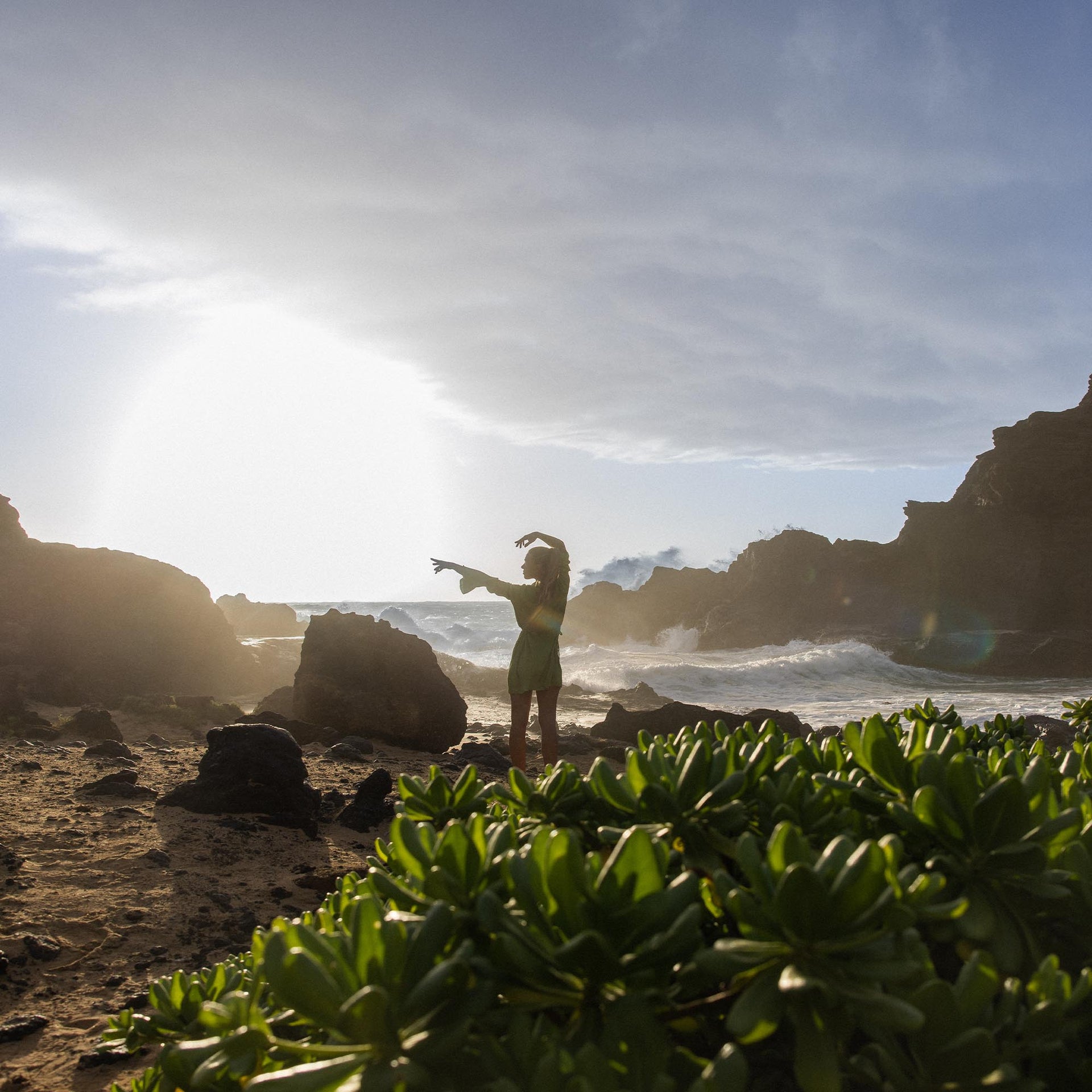 PURELEI Cappadocia Ring aus 18K vergoldetem Edelstahl mit grünem Zirkonia, elegant und nickelfrei, im stimmungsvollen Naturlicht.