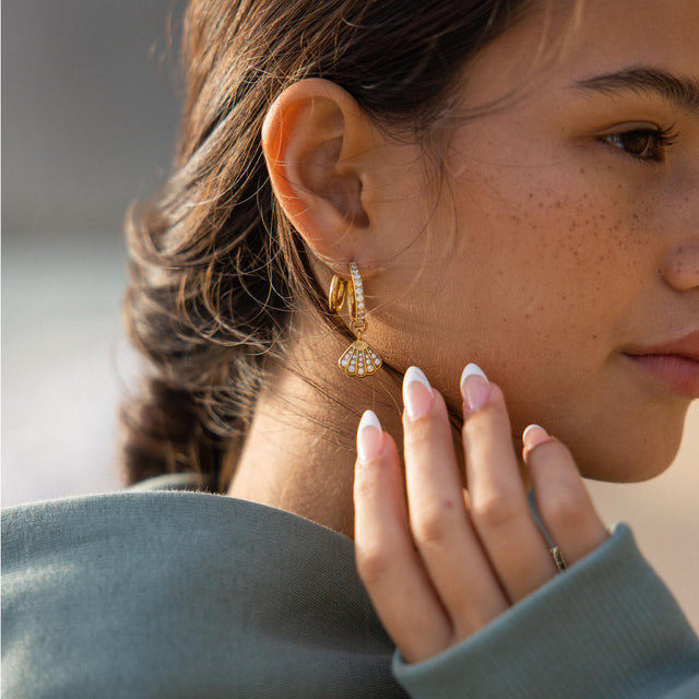 Roségoldene Muschel-Ohrringe mit Zirkonia von PURELEI, elegant und feminin.