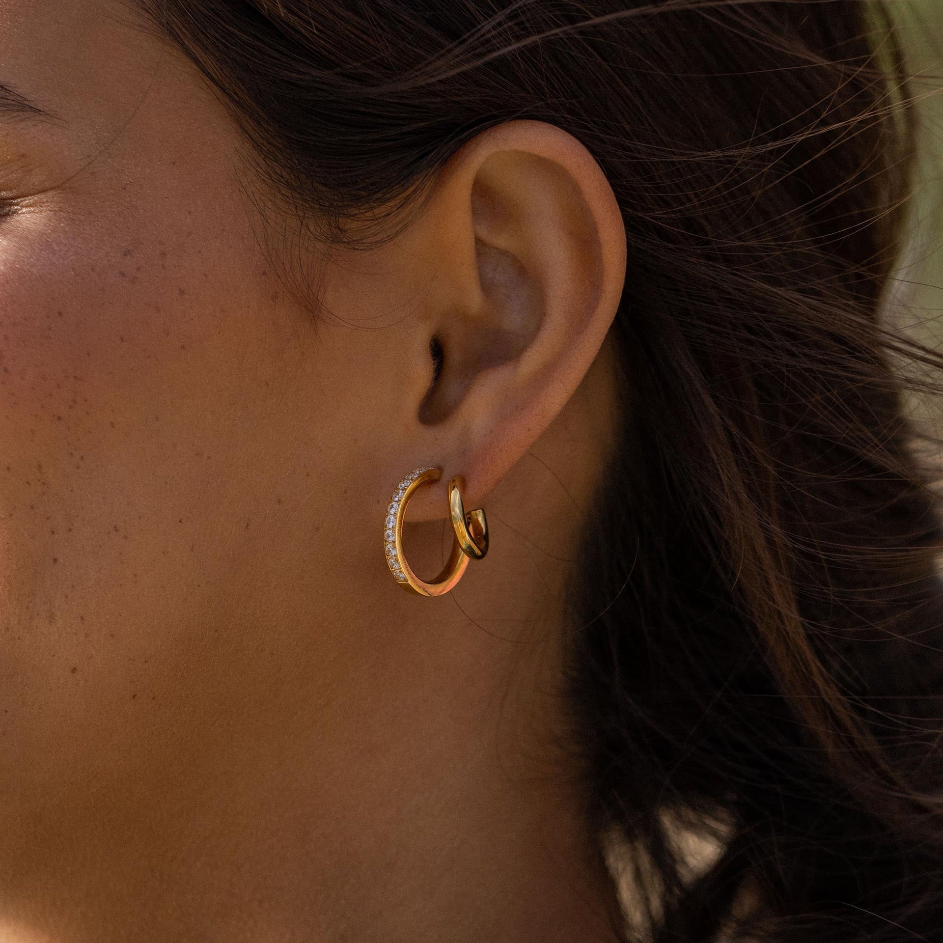 Zarte Creolen aus Roségold und Silber, PURELEI, elegant und feminin.