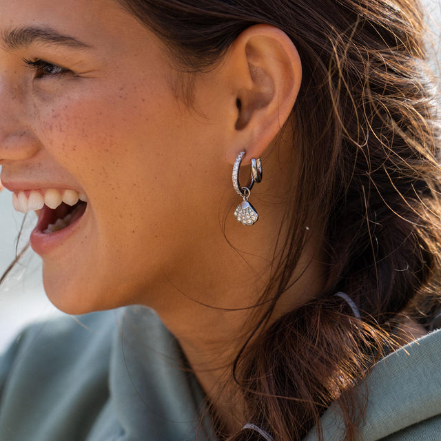 Silberne Ohrringe mit Muschel-Anhänger, PURELEI, elegant und strahlend.