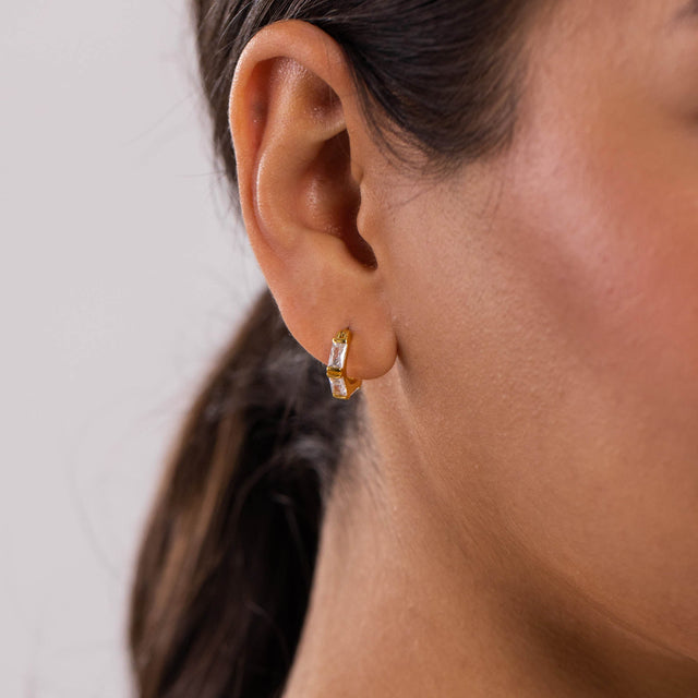 Roségoldene Creolen mit klaren Steinen, elegant und feminin, von PURELEI.