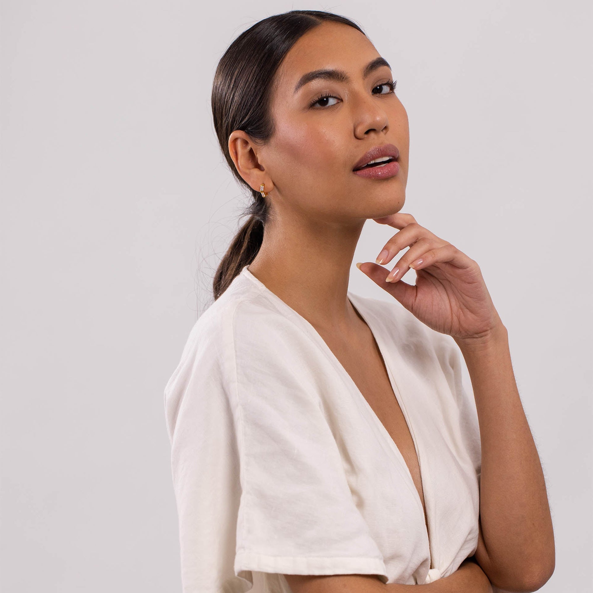 Elegante, feminine PURELEI Ohrringe in Silber, strahlend und modern, getragen von einer stilvollen Frau.