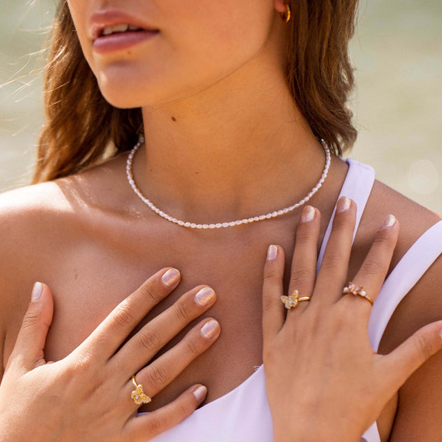 Perlenkette von PURELEI, elegant und feminin, getragen auf nackter Haut.