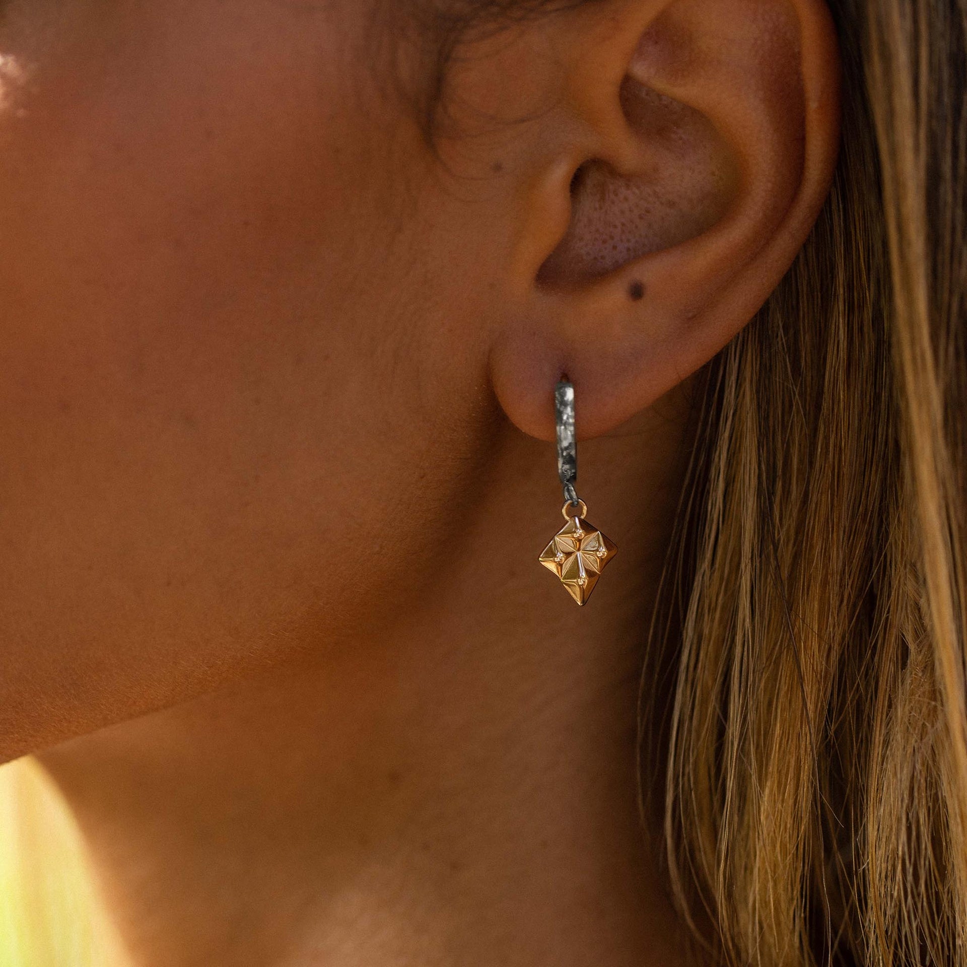 Goldene Ohrringe mit geometrischem Design, PURELEI, elegant und feminin.