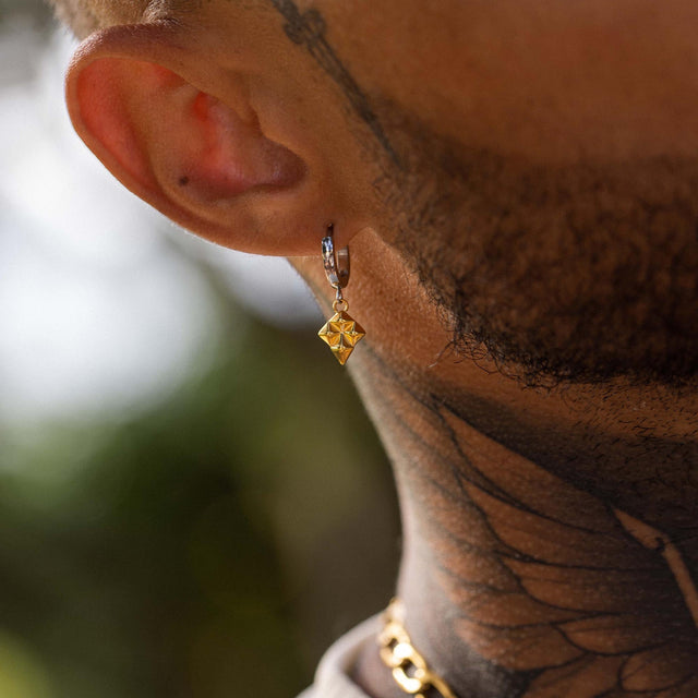 Silberner Ohrring mit diamantförmigem Anhänger, inspiriert von PURELEI.