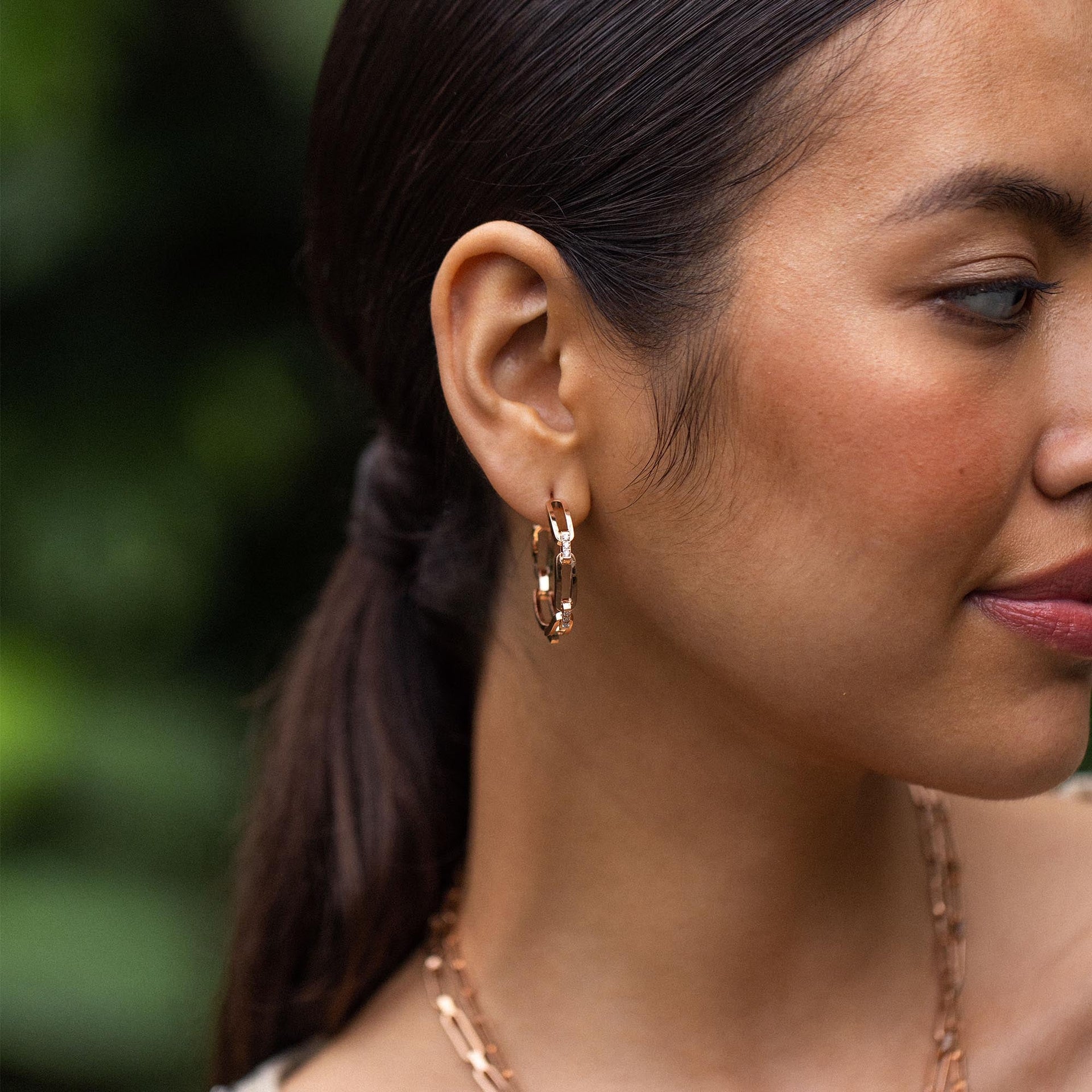 Always Ohrringe in Roségold mit Zirkonia im Ketten-Glieder-Look, getragen, PURELEI feminine Eleganz.