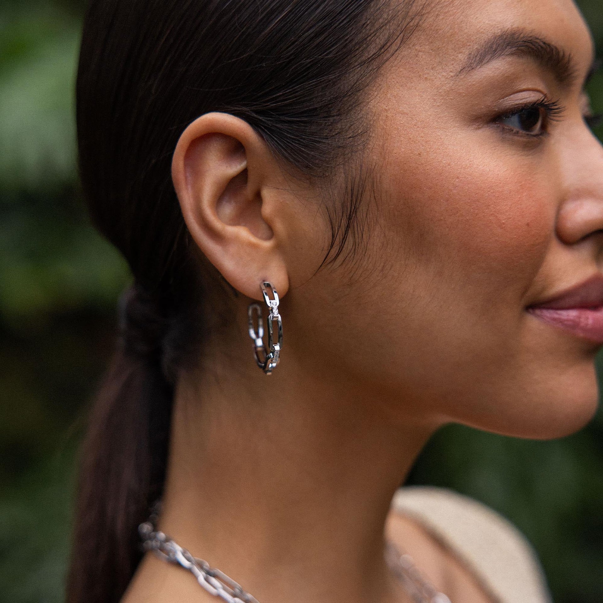 Always Ohrringe aus nickelfreiem silberfarbenem Edelstahl in Ketten-Glieder-Optik, getragen, PURELEI-ästhetik.