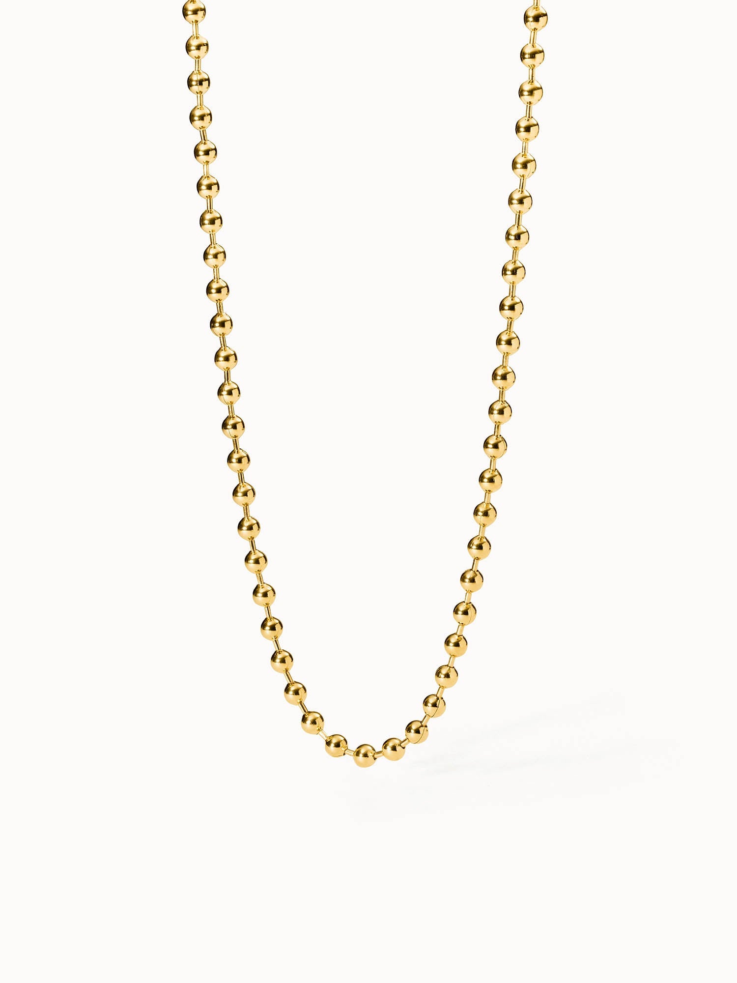 Goldene Perlenkette von PURELEI, elegant und zeitlos, strahlt Wärme und Stil aus.