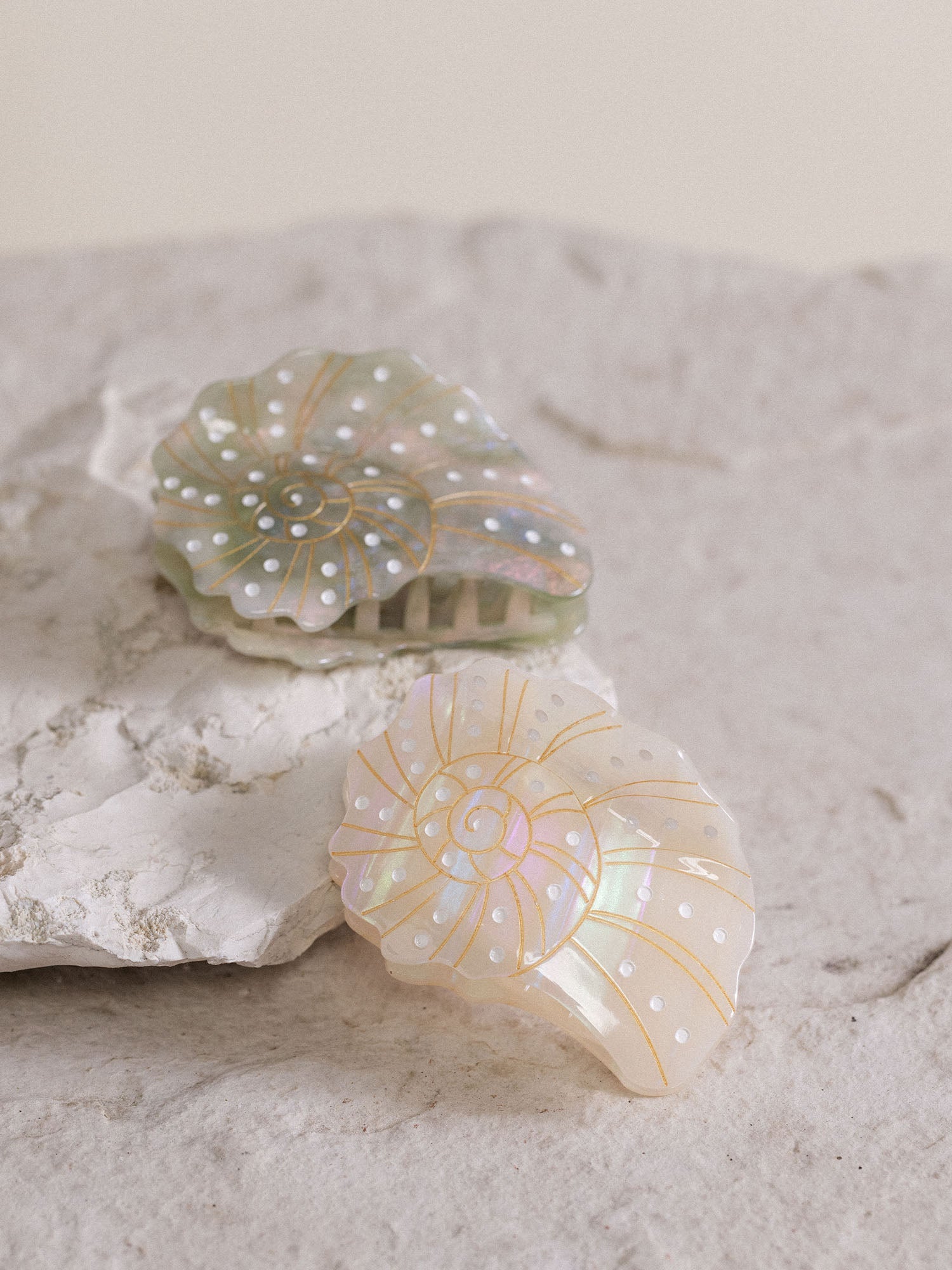 Seafoam Haarklammer von PURELEI aus schimmerndem Perlmutt mit goldenen Linien, elegant und naturinspiriert.