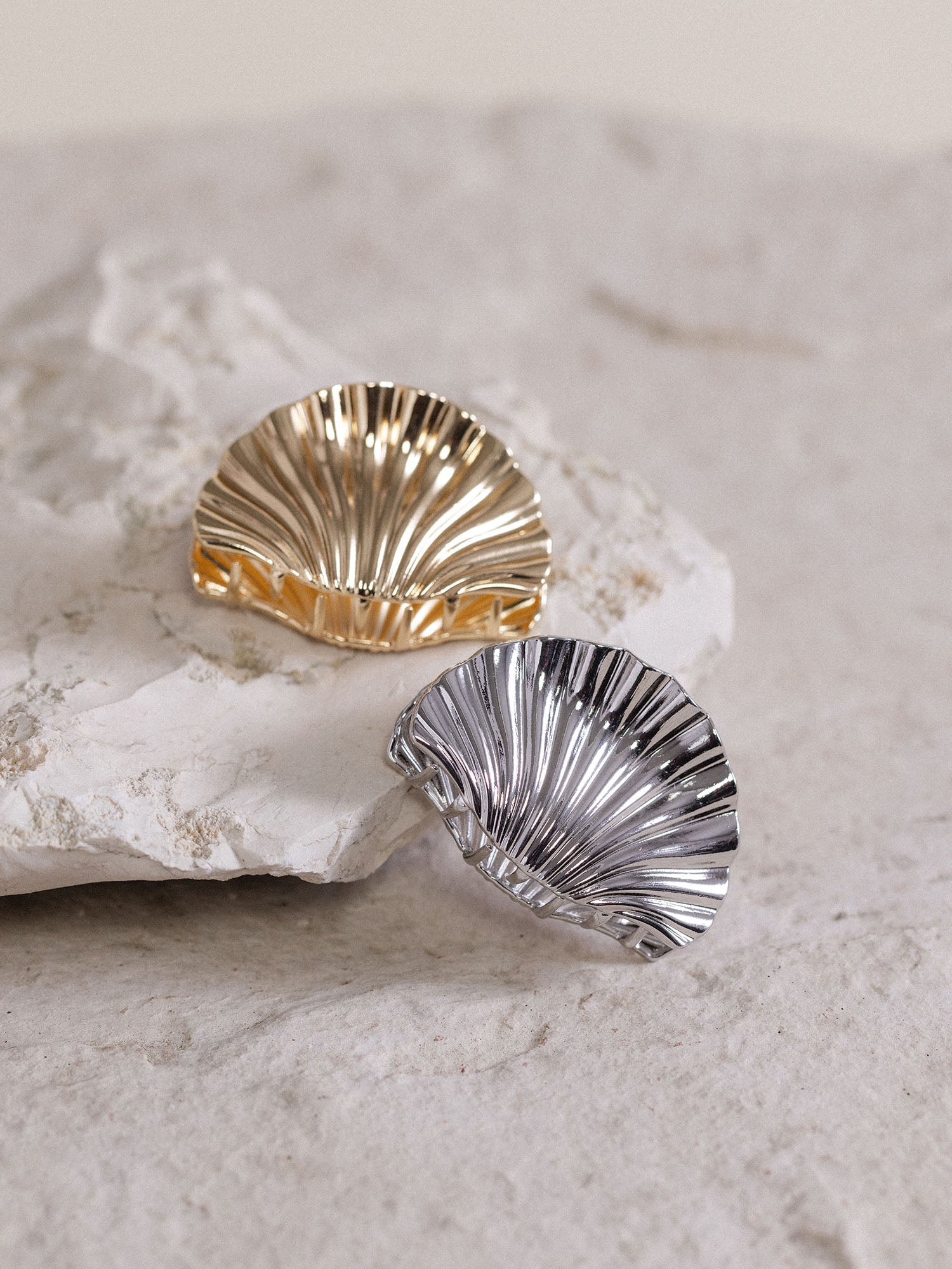 PURELEI Seashell Haarklammer in Gold und Silber, elegant geformt wie eine Muschel, clean & beachy calm.