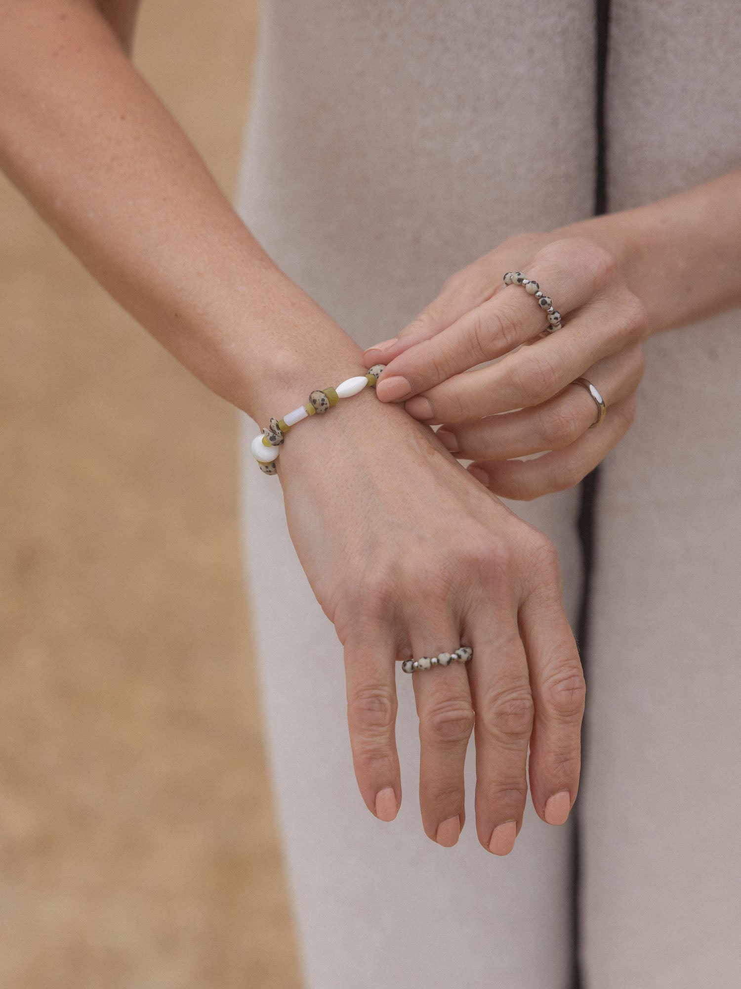 Anxiety Coast Ring aus Dalmatiner-Jaspis und Edelstahl, elegant getragen von Hand – PURELEI unkompliziert und natürlich.