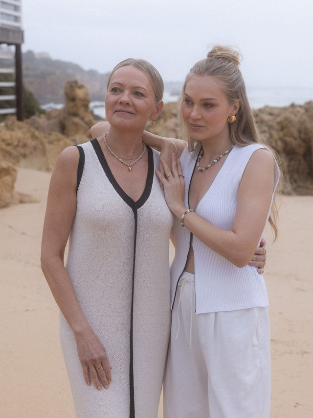 PURELEI Seafoam Kette mit warmen Steinperlen und Muschel-Anhänger, getragen am Strand – natürlich elegant und feminin.
