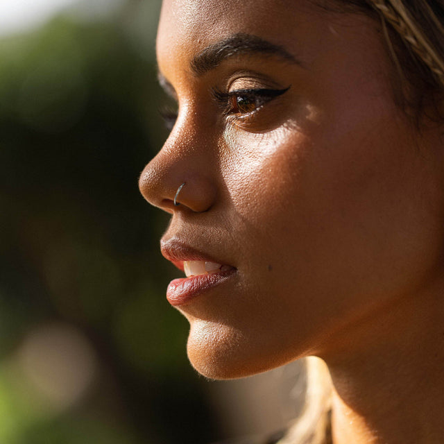 PURELEI Basic Piercing aus nickelfreiem Edelstahl, filigran am Nasenloch getragen mit warmem, natürlichem Lichtspiel