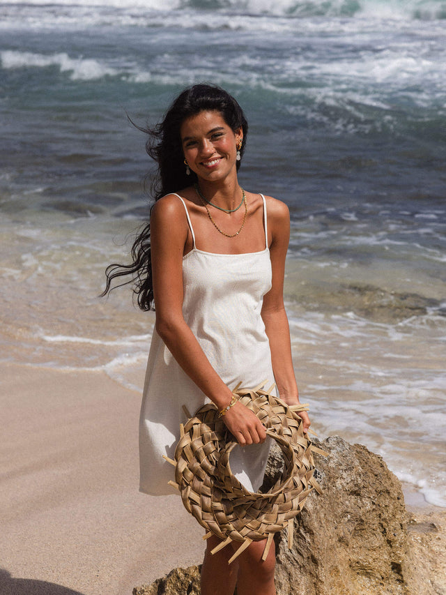 PURELEI Pure Kette aus vergoldetem Edelstahl, verstellbar, zeitlos elegant, getragen am Strand in sommerlicher Leichtigkeit