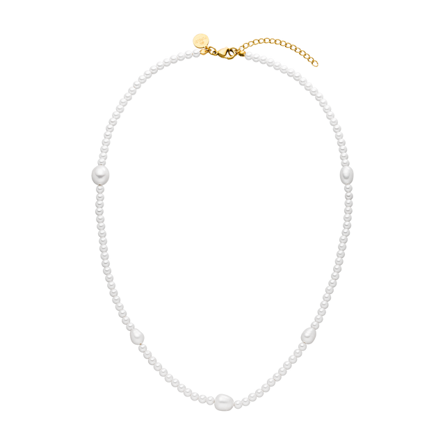 Perlenkette mit goldener Verschlussdetails von PURELEI, elegant und feminin.