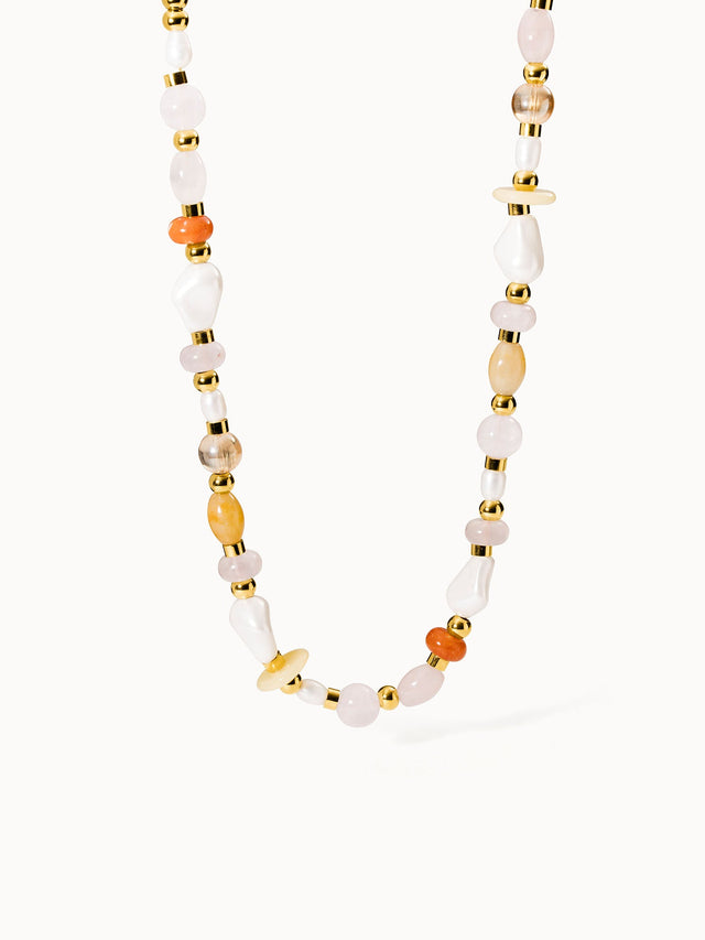 Bunte Perlenkette mit goldenen Akzenten von PURELEI, strahlt tropische Leichtigkeit aus.