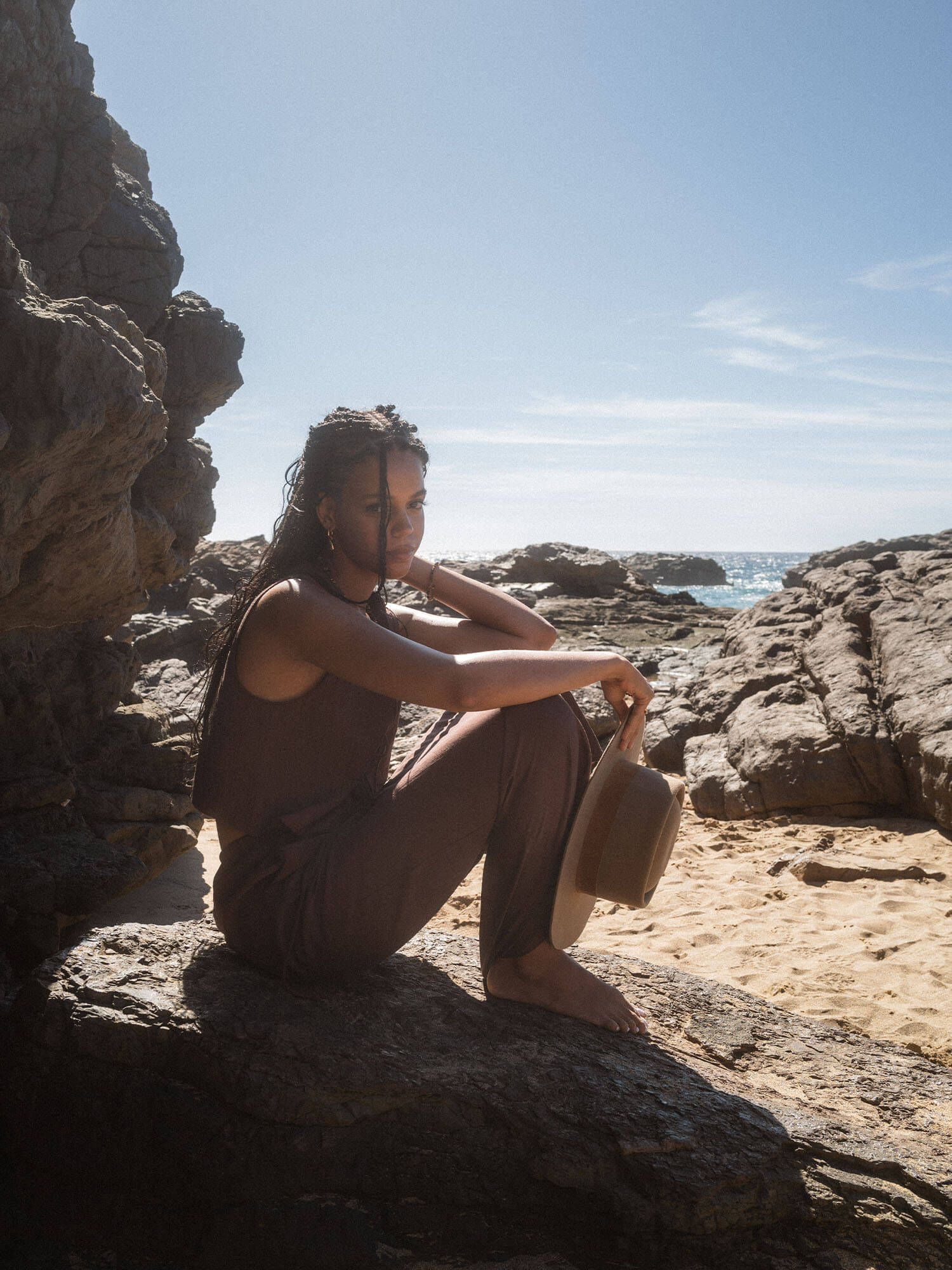 Tiger's Eye Charm Kette mit goldbraunen Tigerelementen, warm schimmernd, PURELEI, am Strand getragen, elegant und naturverbunden.