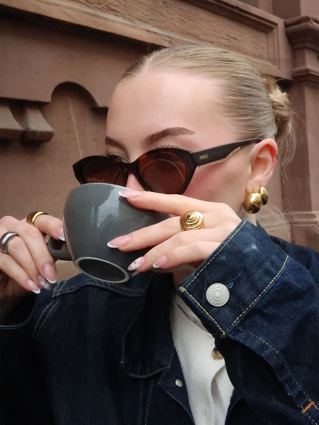 Lagoon Sonnenbrille in dunkelbraunem Acetat mit goldener Verzierung, elegant und modern, pure PURELEI Ästhetik.