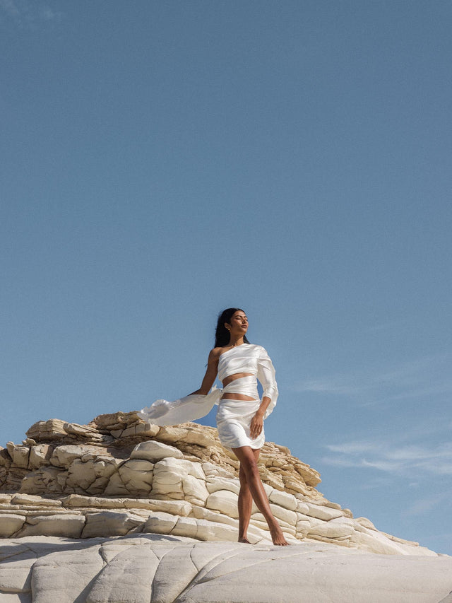 Aries Letter Charm aus 18K Gold, modern gestalteter Sternzeichen-Schmuck, elegant vor klarem Himmel, PURELEI