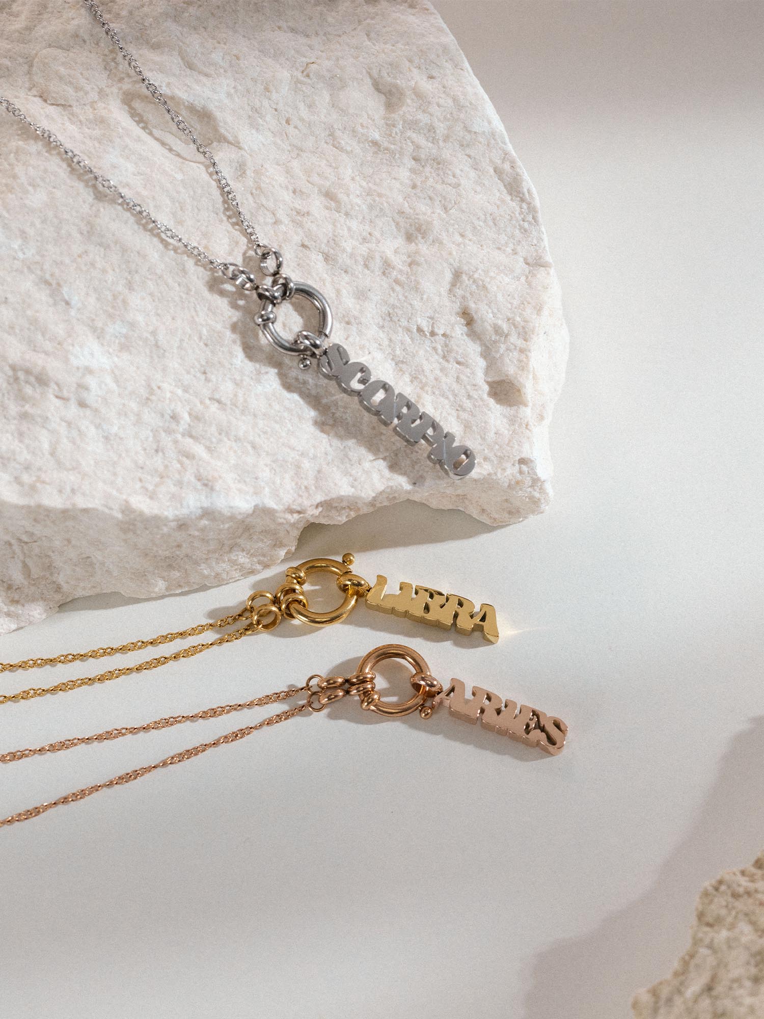 Scorpio Letter Charm aus nickelfreiem Silber, elegant auf hellem Stein – Purelei Schmuck mit zeitlos klarem Design.