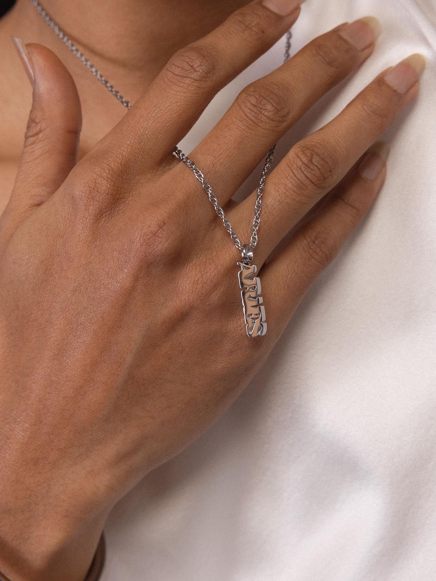 PURELEI Aries Letter Charm aus silbernem Edelstahl, modern und elegant getragen am Hals, clean & feminin gestaltet.