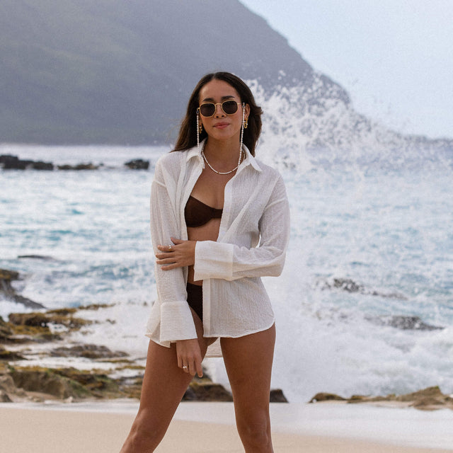 PURELEI Finesse Kette mit Muscheln, Edelstahl und 18K Vergoldung, getragen am Strand vor Wellenbruch  

Erweiterte Beschreibung: Die elegante Finesse Kette von PURELEI verbindet zarte Sea Shell Perlen mit hochwertigem Edelstahl in Gold- und Roségold-Tönen. In der Küstenkulisse strahlt sie feminine Leichtigkeit und Insel-Charme aus, perfekt für stilbewusste Trägerinnen, die natürlichen Glanz lieben.